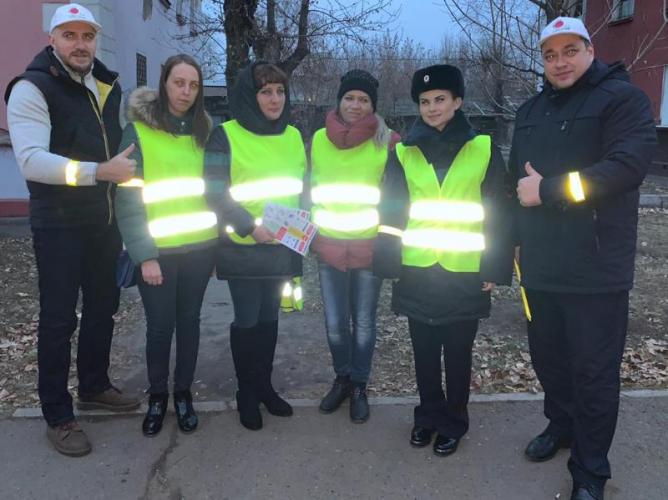 Госавтоинспекторы Красноярска и общественники помогли школьникам стать ярче на дорогах