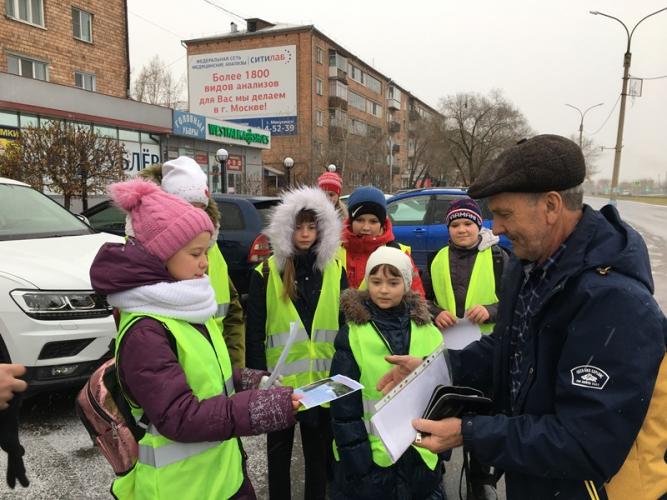 В Красноярском крае сотрудники Госавтоинспекции вместе с отрядом ЮИД поздравили автолюбителей с днем автомобилиста