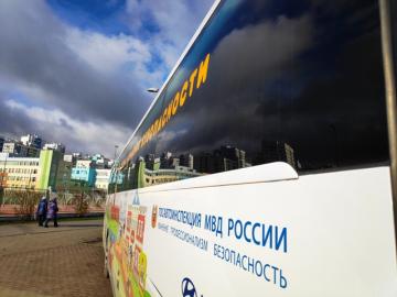 Около 6 тысяч уральских школьников стали участниками интерактивных занятий в автобусе-тренажере «Школа дорожной безопасности»