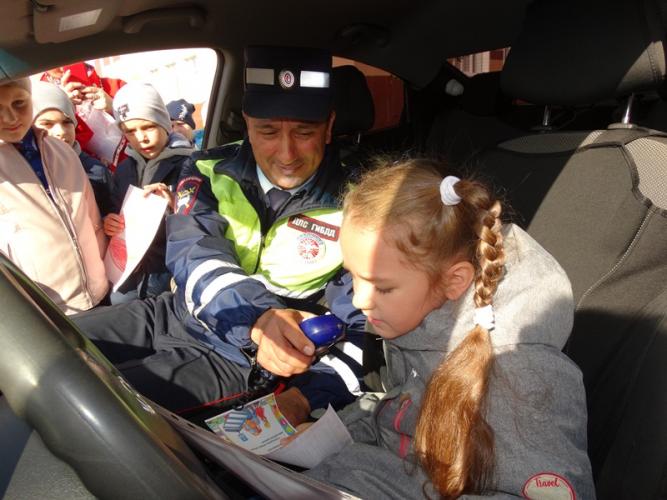 Ставропольские автоинспекторы пожелали учащимся школ безопасных каникул