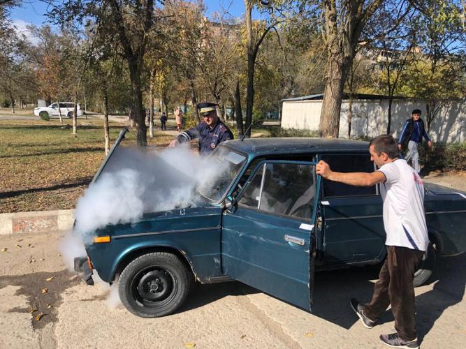 На Ставрополье автоинспектор потушил загоревшийся автомобиль