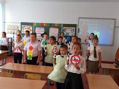 ЮНЫЕ ПЕШЕХОДЫ КАБАРДИНО-БАЛКАРИИ ЗАКРЕПЛЯЮТ НАВЫКИ БЕЗАВАРИЙНОГО ПОВЕДЕНИЯ НА ОСЕННИХ ДОРОГАХ В ИГРОВОЙ ФОРМЕ
