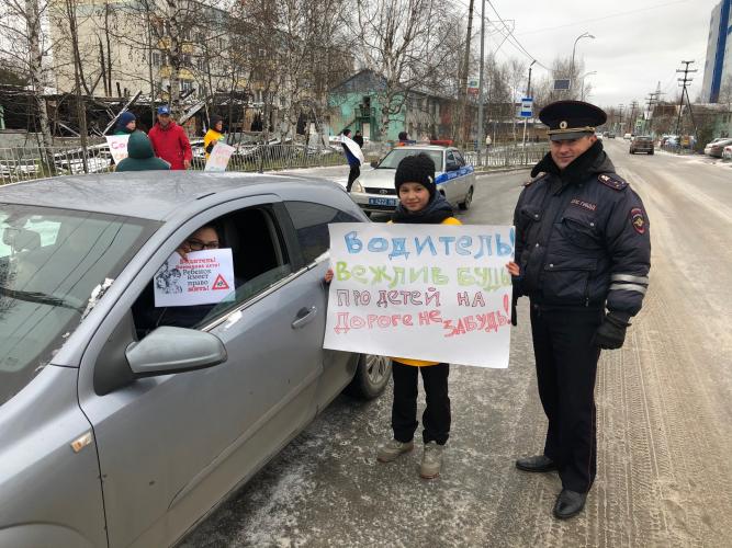 Сотни школьников в Югре призвали водителей беречь  детские жизни на дорогах