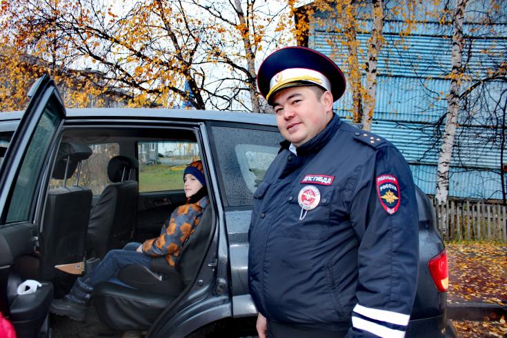 Накануне осенних каникул ЮИДовцы и автоинспекторы Югры провели массовые проверки соблюдения правил перевозки детей
