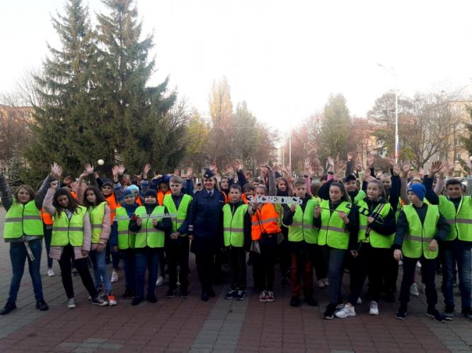 В Белгородской области школьники провели массовый флешмоб «Стань заметным на дороге!»