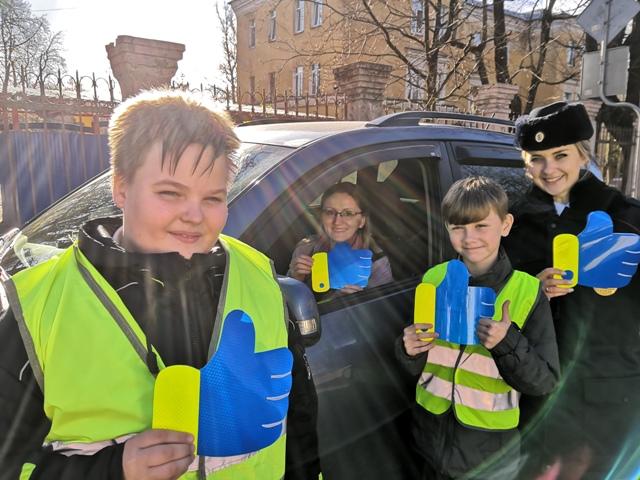 Госавтоинспекторы города Смоленска и школьники провели профилактическую акцию «Лайк водителю!»