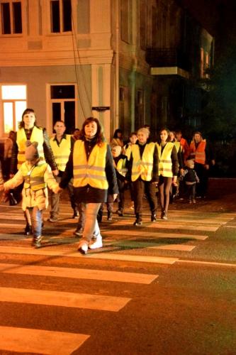 В Липецкой области школьники наглядно демонстрируют сверстникам, как «засветиться» на темной дороге