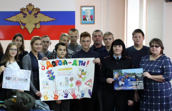 Томские полицейские приняли у себя в гостях школьников старших классов