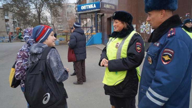 Сотрудники Госавтоинспекции города Челябинска вручили пешеходам световозращающие элементы и напомнили основные правила безопасности при переходе проезжей части