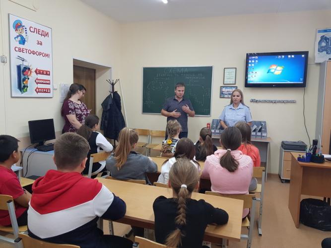 В период школьных каникул сотрудники полиции Ноябрьска совместно с представителем Общественной палаты ЯНАО проводят профилактические беседы по ПДД