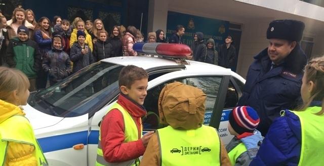 Сотрудники Госавтоинспекции Смоленской области провели акцию «Я соблюдаю Правила дорожного движения, соблюдай и ты!»