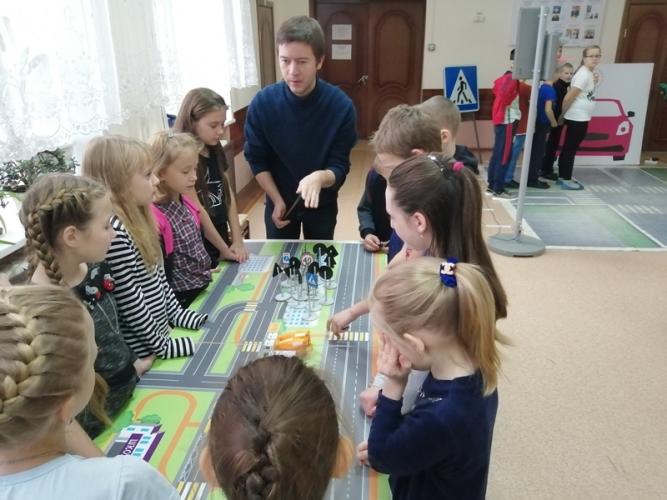 В Боготоле передвижной комплекс «Лаборатория безопасности» организовал занятия по ПДД со школьниками