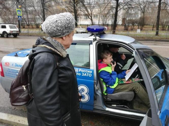 В Зеленогорске госавтоинспекторы и ЮИДовцы провели акцию «Алгоритм безопасности прост»
