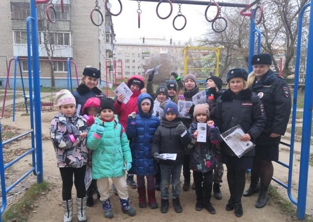Сотрудники ГИБДД и ПДН города Смоленска во время осенних каникул проводят беседы с детьми