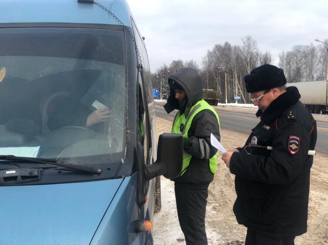 Кировские автоинспекторы продолжают работу по повышению дорожной безопасности на пассажирском транспорте