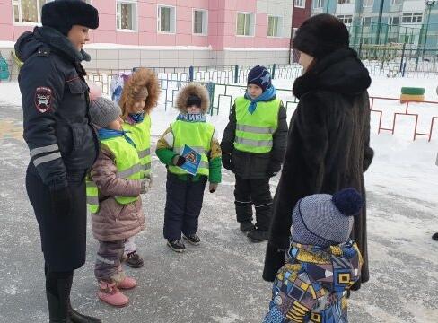 Профилактическую акцию «Автокресло детям» провели сотрудники Госавтоинспекции города Новый Уренгой