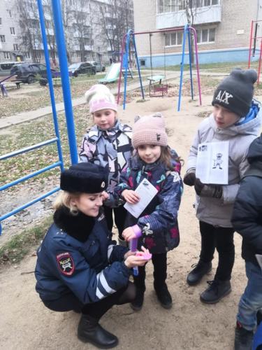 Сотрудники ГИБДД и ПДН города Смоленска во время осенних каникул проводят беседы с детьми