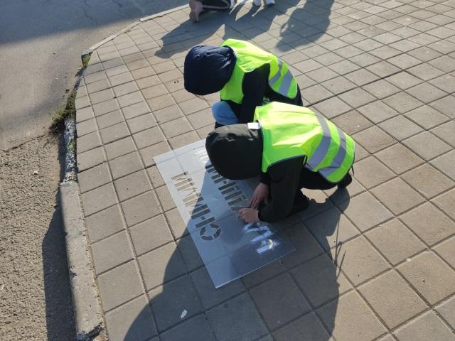 На Кубани продолжают наносить «шпаргалки» для пешеходов