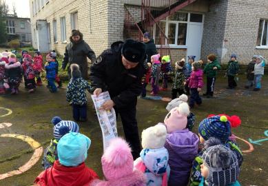 Сотрудники новгородской Госавтоинспекции научили дошкольников ориентироваться в дорожных ситуациях