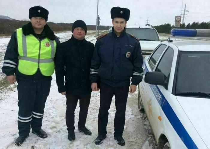 Инспекторы  ГИБДД оказали помощь водителю.