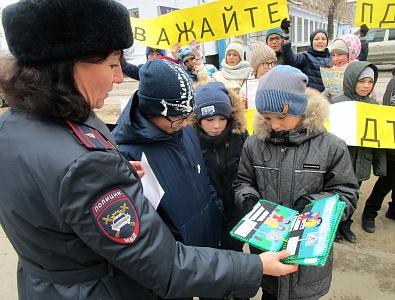 В БЕРДСКЕ АВТОИНСПЕКТОРЫ И ШКОЛЬНИКИ ПРОВЕЛИ АКЦИЮ «УВАЖАЙТЕ ПДД – НЕ СЛУЧИТСЯ ДТП!»
