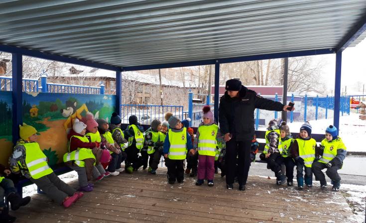 В Томске Госавтоинспекторы провели профилактическое мероприятие по ПДД для дошкольников