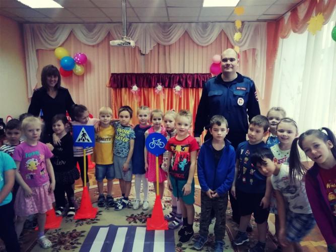 Сотрудники ГИБДД провели для дошкольников урок «В машине - только в кресле!»