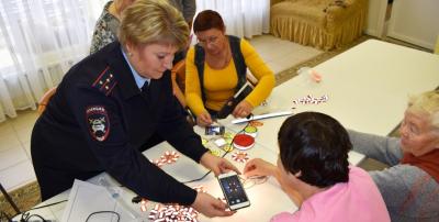 Подмосковные пенсионеры с помощью световозвращающих аксессуаров станут заметнее на дорогах