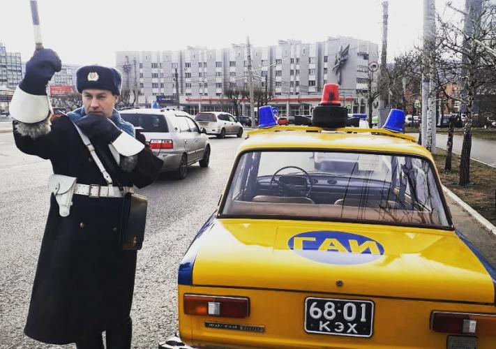 В преддверии дня сотрудника органов внутренних дел на улицах Красноярска патрулировал ретро экипаж