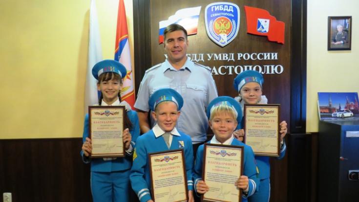 Главный государственный инспектор безопасности дорожного движения города Севастополя наградил активистов движения ЮИД