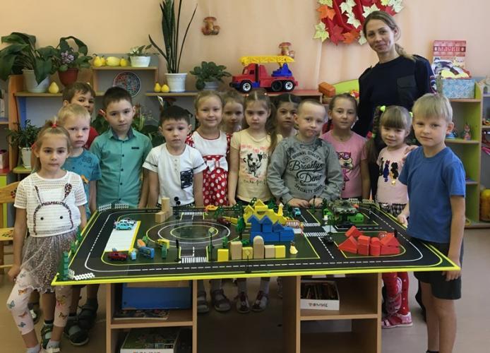 Дети Красноярского края презентовали сотрудникам Госавтоинспекции макет для занятий по ПДД