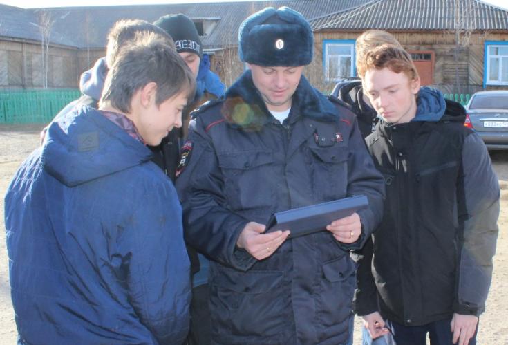 Сотрудники Госавтоинспекции совместно с Ирбейскими студентами провели урок дорожной грамотности в рамках акции #ПешеходныйВсеобуч