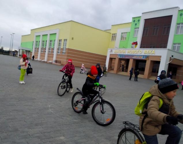 В городе Энгельсе в МОУ «Школа нового века» проведено познавательное мероприятие «Для всех без исключения есть правила движения»