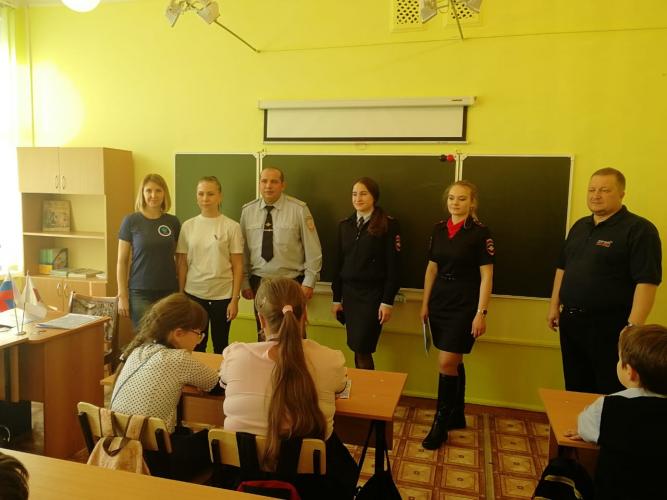 Полицейские провели лекции для учащихся образовательной организации г. Копейска в рамках Всероссийской акции «Дорога в школу»