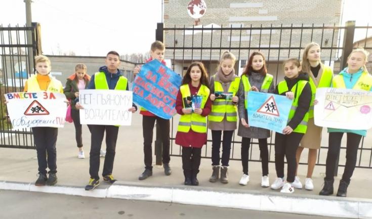 Сотрудники Госавтоинспекции и отряд ЮИД Жуковского района провели акцию «Пристегнулся сам – пристегни ребенка!»