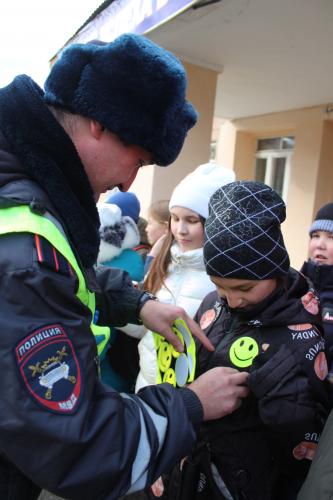 В Магнитогорске и селе Аргаяш полицейские провели разъяснительные беседы со школьниками о необходимости использования светоотражателей и раздали их детям