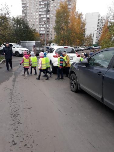Сотрудники Зеленоградского округа обучают детей соблюдению дорожной безопасности