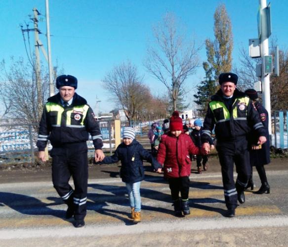 На Ставрополье автоинспекторы повторили с детьми правила дорожной безопасности