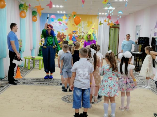 В Новом Уренгое сотрудники Госавтоинспекции провели увлекательную игру по безопасности дорожного движения