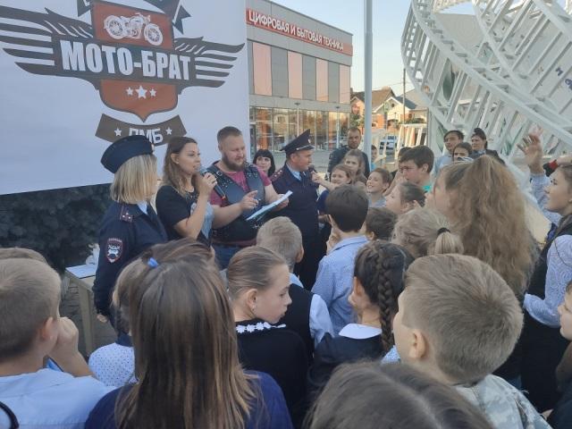 Кубанские молодые депутаты присоединились к обучению школьников правилам безопасного поведения на дороге