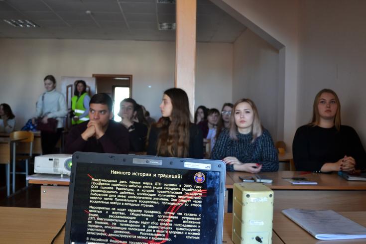 В Тамбове автоинспекторы рассказали студентам о правилах безопасного поведения на проезжей части