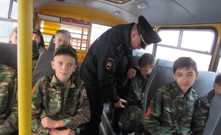 В Волжском сотрудники Госавтоинспекции напоминают школьникам о правилах безопасности для пассажиров