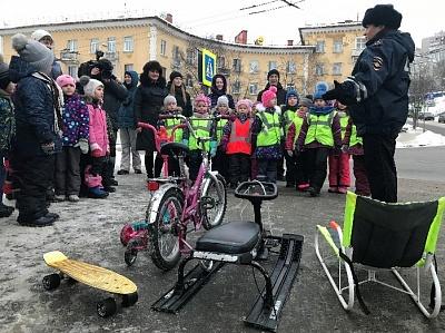 ПРАКТИЧЕСКОЕ ЗАНЯТИЕ НА УЛИЦАХ ГОРОДА "ОПАСНЫЕ ИГРУШКИ НА ДОРОГЕ"