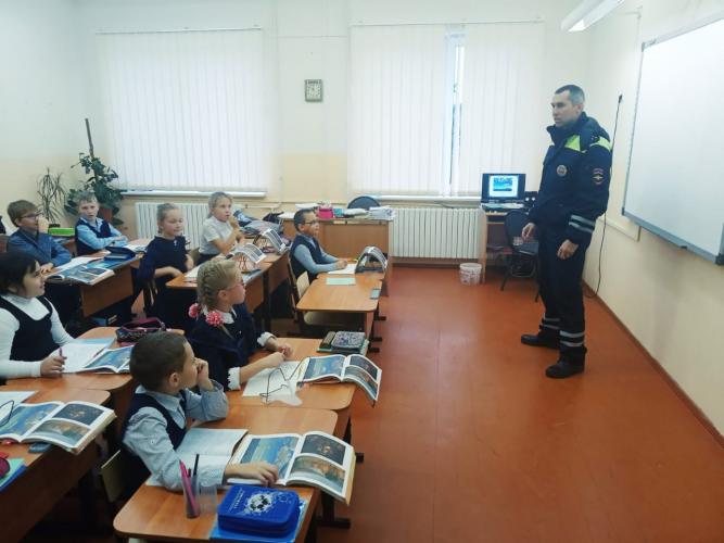 В школах Зеленоградского района сотрудниками Госавтоинспекции проведены занятия «Юный пешеход»