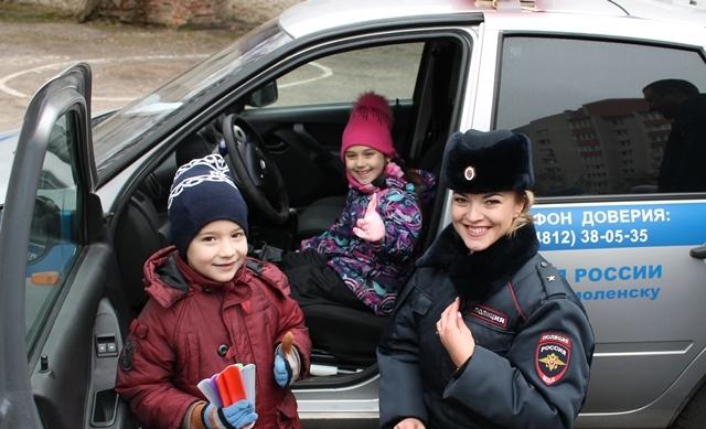 В Смоленске полицейские провели профилактическую акцию для дошкольников «Знакомство с инспектором ГИБДД»