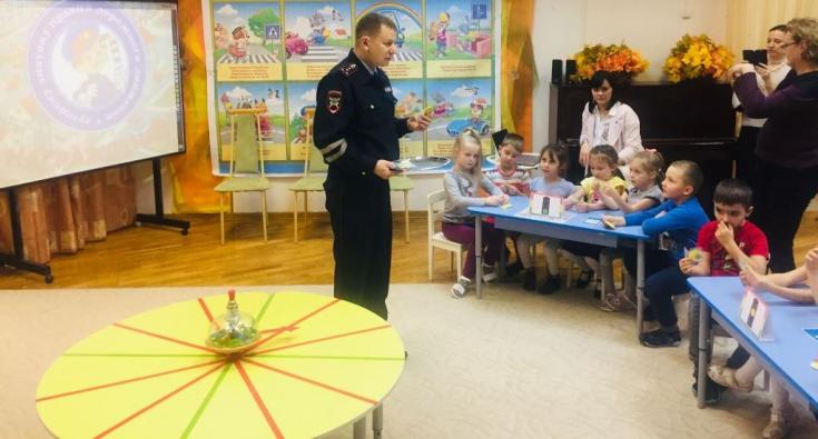 Сотрудники ГИБДД провели в детском саду игру «Что? Где? Когда?» по Правилам дорожного движения