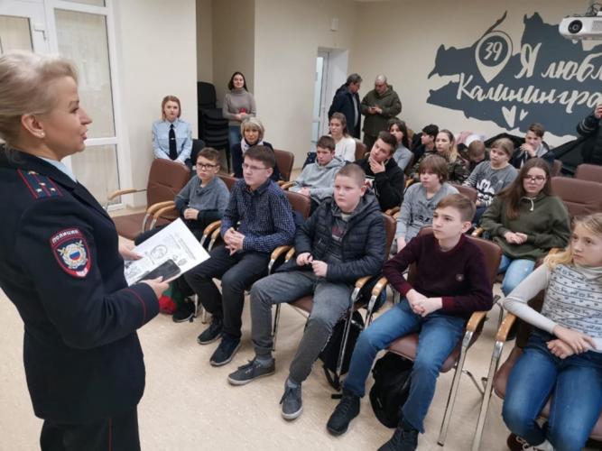 Школьникам из Багратионовска устроили экскурсию в музей УМВД