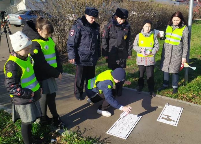Юные инспекторы движения из Татарстана помогли сделать путь безопаснее, нанеся предупреждающие граффити