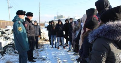 Госавтоинспекторы Красноярска показали молодым водителям повреждённые в ДТП автомобили