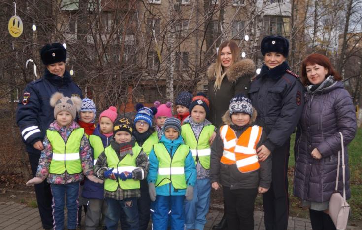 Подмосковные дошкольники призвали пешеходов стать заметней в дорожно-уличной среде